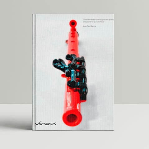 instrumento musical, que parece un tipo de flauta o clarinete, ocupa la mayor parte del espacio de la portada. Es de color rojo, con algunos componentes de color negro. Su diseño es orgánico y ligeramente curvilíneo, no completamente simétrico. Se asemeja a un instrumento plástico o de juguete, aunque su apariencia sugiere un diseño intencional y no simplemente un juguete infantil.